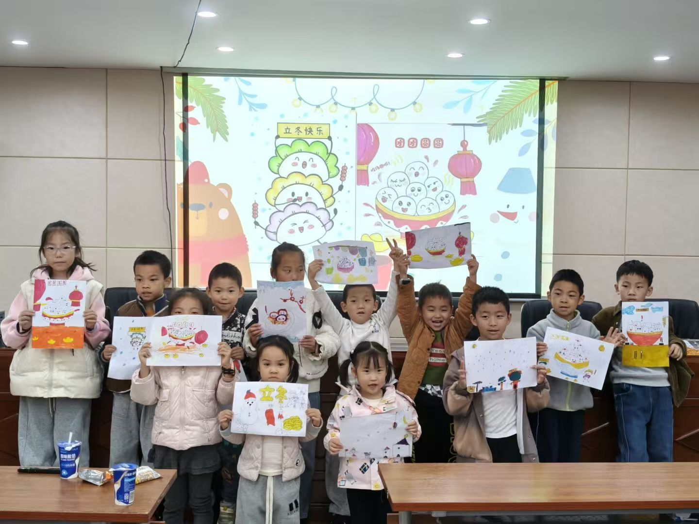 校地联动绘立冬,童心传承节气情(2025年第十五期) ——智慧康养学院携手学府社区开展立冬主题绘画活动