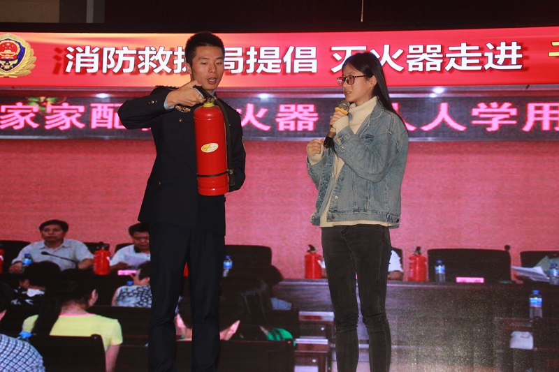 现场互动,学生讲解灭火器使用方法.JPG